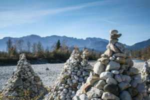 https://www.auf-den-berg.de/wandern/bayern/stein-pyramiden-isar-bei-lenggries/