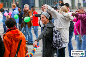 https://www.nordstadtblogger.de/fotostrecke-wir-sind-die-welt-setzt-auf-dem-friedensplatz-zeichen-gegen-rassismus-und-willkommenskultur/ Hilfe annehmen und Hilfe geben - miteinander kommt man weiter